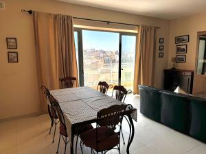 Televisor o centre d'entreteniment de Holiday Apartment in Marsaskala