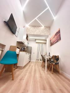 a living room with a table and chairs and a kitchen at Mazzocchi House welcome wine in Naples