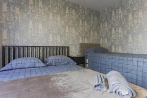 - 2 lits jumeaux dans une chambre avec papier peint dans l'établissement Vn Al Campinas Refugio Moderno, à São Paulo