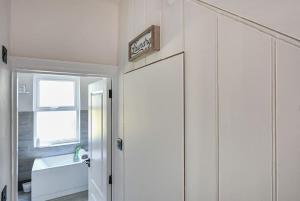 ヘイスティングスにあるStunning spacious Duplex with garden 141aの白いキャビネットと壁にサインがあるバスルーム +35枚の写真