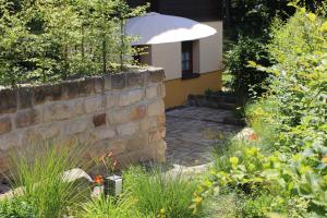 Κήπος έξω από το Ferienwohnung in der Kraxlhütte Waltersdorf