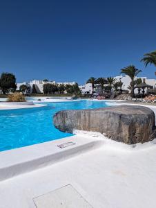 Bazén v ubytování Charming Flat in Los Molinos with Terrace & Pools, Near Playa Bastian nebo v jeho okolí