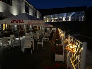WRZOS resort & wellness **** DOMKI CAŁOROCZNE餐厅或其他用餐的地方