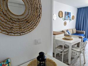 Posezení v ubytování Charming Flat in Los Molinos with Terrace & Pools, Near Playa Bastian