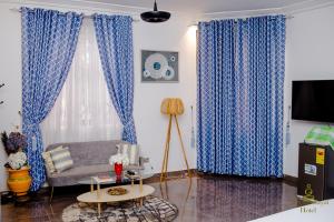 TV a/nebo společenská místnost v ubytování The Green Royal Hotel