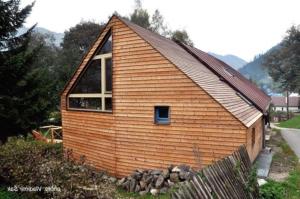ein kleines Holzhaus mit einem Fenster darauf in der Unterkunft Cozy Cottage in Staré Hory + 5 Fotos