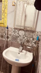 ein Badezimmer mit Waschbecken und Spiegel in der Unterkunft Chalet in Serena resort , El Alamein in Abū Shunaynah