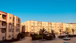 eine Reihe von Apartmenthäusern auf einem Parkplatz in der Unterkunft Chalet in Serena resort , El Alamein in Abū Shunaynah