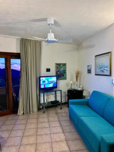 TV a/nebo společenská místnost v ubytování Confortevole Trilocale con Vista Mare a San Pasquale, Sardegna