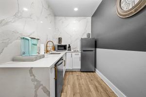 Charming Downtown Studio - Ideal Location for Exploring Houston的厨房或小厨房