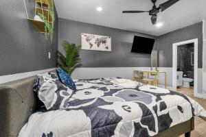 休斯顿Charming Downtown Studio - Ideal Location for Exploring Houston的一间卧室配有带牛毛毯的床