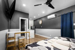 Charming Downtown Studio - Ideal Location for Exploring Houston客房内的一张或多张床位