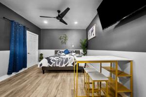 Charming Downtown Studio - Ideal Location for Exploring Houston客房内的一张或多张床位