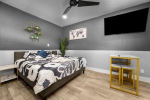休斯顿Charming Downtown Studio - Ideal Location for Exploring Houston的一间带床和平板电视的卧室