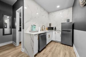 Charming Downtown Studio - Ideal Location for Exploring Houston的厨房或小厨房