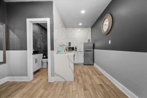 Charming Downtown Studio - Ideal Location for Exploring Houston的厨房或小厨房