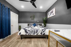 Charming Downtown Studio - Ideal Location for Exploring Houston客房内的一张或多张床位