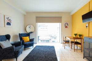 Prostor za sedenje u objektu Charming studio with reading nook & city view