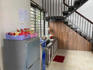 Il comprend une cuisine équipée d'un réfrigérateur. dans l'établissement Saigonese Villa, à Sa Pa 15 autres photos