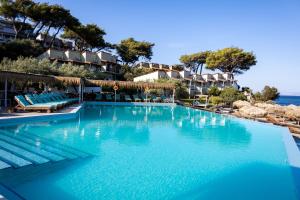 Bazén v ubytování Venus Beach Hotel nebo v jeho okolí + 37 fotografií