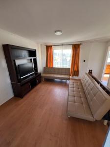Μια τηλεόραση ή/και κέντρο ψυχαγωγίας στο Casa 10 personas Algarrobo