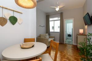 un soggiorno con tavolo e sala da pranzo di 1Qto a 2 min da Praia de Copacabana | NSC 371/1011 a Rio de Janeiro
