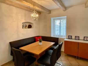 ein Esszimmer mit einem Holztisch und Stühlen in der Unterkunft Ferienhaus E3 in Etzmannsdorf bei Straning