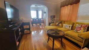 un salon avec un canapé et une table dans l'établissement Afrique Francaise de Woodlawn 1, à Chicago 3 autres photos