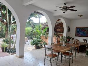 a dining room with a table and chairs at Alojamiento Familiar Custodia in Tarapoto