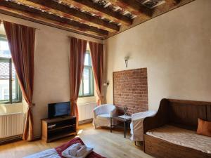 TV a/nebo společenská místnost v ubytování Hotel Opat