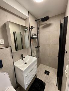 a bathroom with a sink and a shower and a toilet at Modern apartment ONLY 5 minutes from City Centre in Bergen