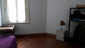 布宜诺斯艾利斯Edificio historico的一间有床、桌子和窗户的房间