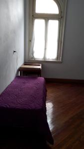 布宜诺斯艾利斯Edificio historico的带紫色床和窗户的卧室 更多4张照片
