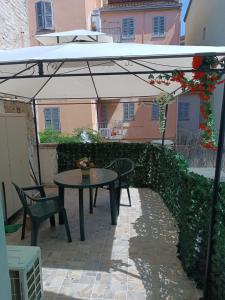 帕尔马APPARTAMENTO CHECK iN的露台配有桌椅和遮阳伞