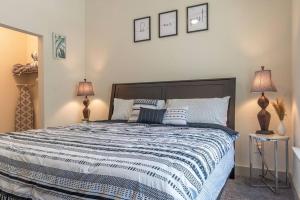 Ένα ή περισσότερα κρεβάτια σε δωμάτιο στο Beautiful RiverWalk Apt with Full Amenities, King Bed & Free Parking +43 φωτογραφίες
