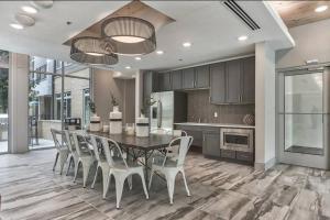 Η κουζίνα ή μικρή κουζίνα στο Beautiful RiverWalk Apt with Full Amenities, King Bed & Free Parking