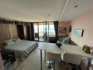 Ένα ή περισσότερα κρεβάτια σε δωμάτιο στο Cozy studio in Balchik