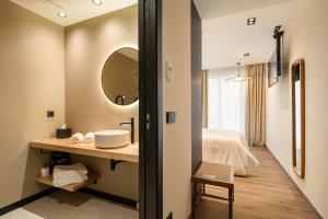 un baño con lavabo y espejo en Sercotel EsteOeste, en Lugo