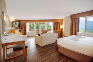 Postel nebo postele na pokoji v ubytování Coast Hillcrest Hotel + 37 fotografií
