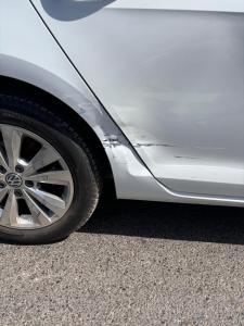 Un primer plano de un coche plateado estacionado. en Villa avec piscine 2 chambres 2 salon 1 cuisine et piscine privée, en Bouznika