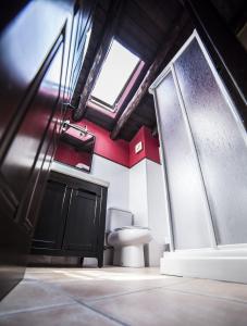 Ένα μπάνιο στο Apartamento abuhardillado