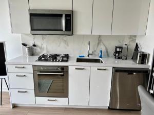 Dapur atau dapur kecil di Stunning Open Layout Loft Apartment In Perfect Location