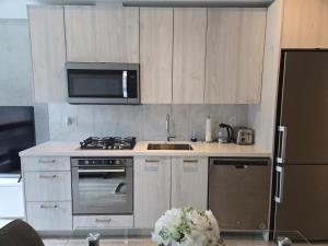Dapur atau dapur kecil di Stunning Open Layout Loft Apartment In Perfect Location