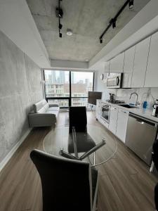 Dapur atau dapur kecil di Stunning Open Layout Loft Apartment In Perfect Location