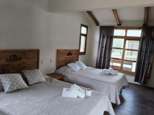 a hotel room with two beds and a window at Cabañas Los Olivos in Ixmiquilpan