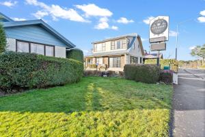 インバーカーギルにあるCITY COURT by KTCの前に看板がある家