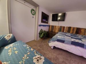 Postel nebo postele na pokoji v ubytování The Den Toronto