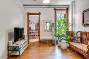 TV a/nebo společenská místnost v ubytování Pet-Friendly Allentown Apt Near Hamilton District!
