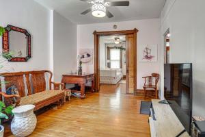 TV a/nebo společenská místnost v ubytování Pet-Friendly Allentown Apt Near Hamilton District!