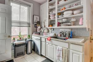 Kuchyň nebo kuchyňský kout v ubytování Pet-Friendly Allentown Apt Near Hamilton District!